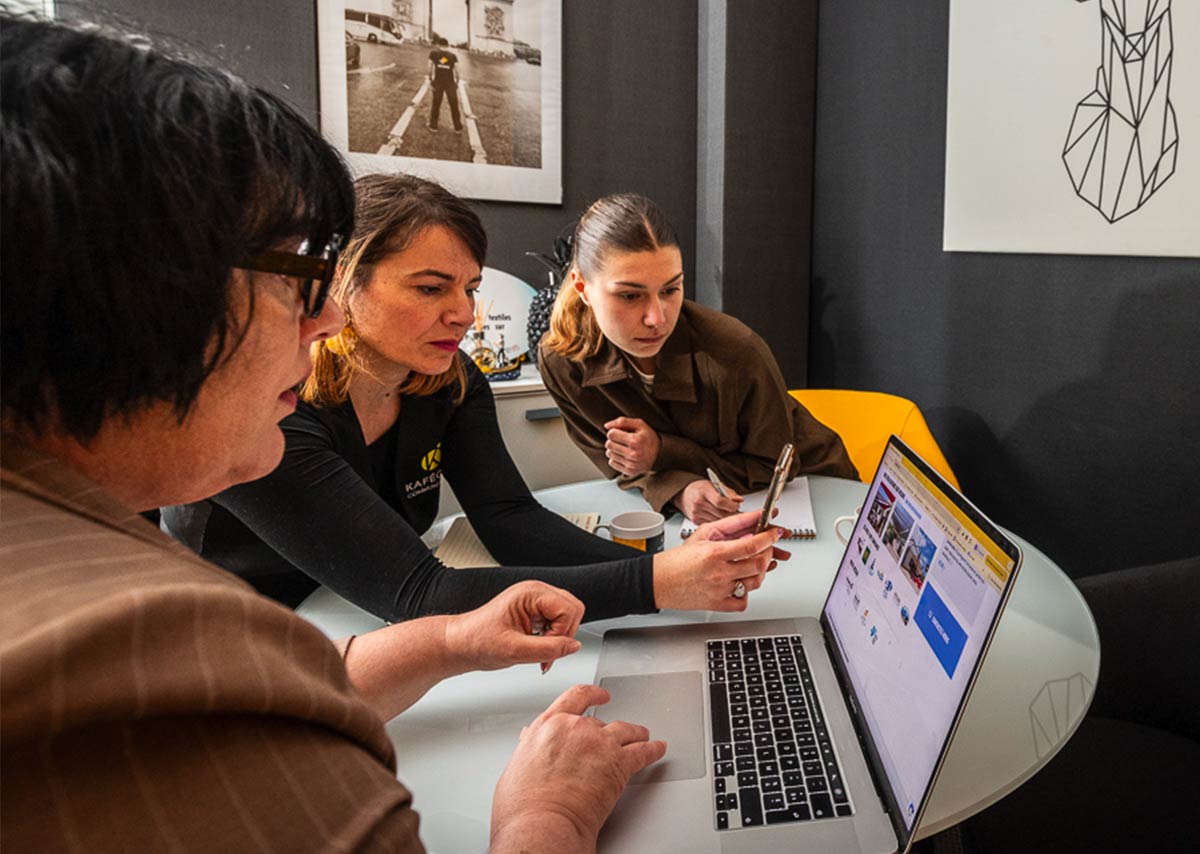 1-L'équipe-Kafécom-qui-fait-un-point-sur-les-réseaux-sociaux-d'un-de-ses-clients