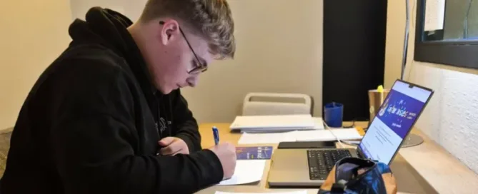 Eliott-en-stage-a-lagence-Kafecom-768x768