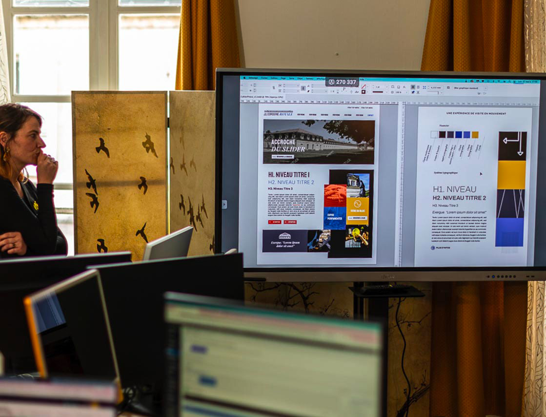 1-Catherine-en-reflexion-sur-une-charte-graphique-pour-un-client-situe-a-Rochefort