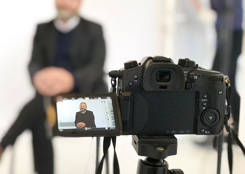 2-Réalisation-d'interview-par-l'équipe-Kafécom