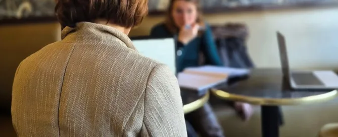 Vu-de-dos-dune-cliente-de-lagence-Kafecom